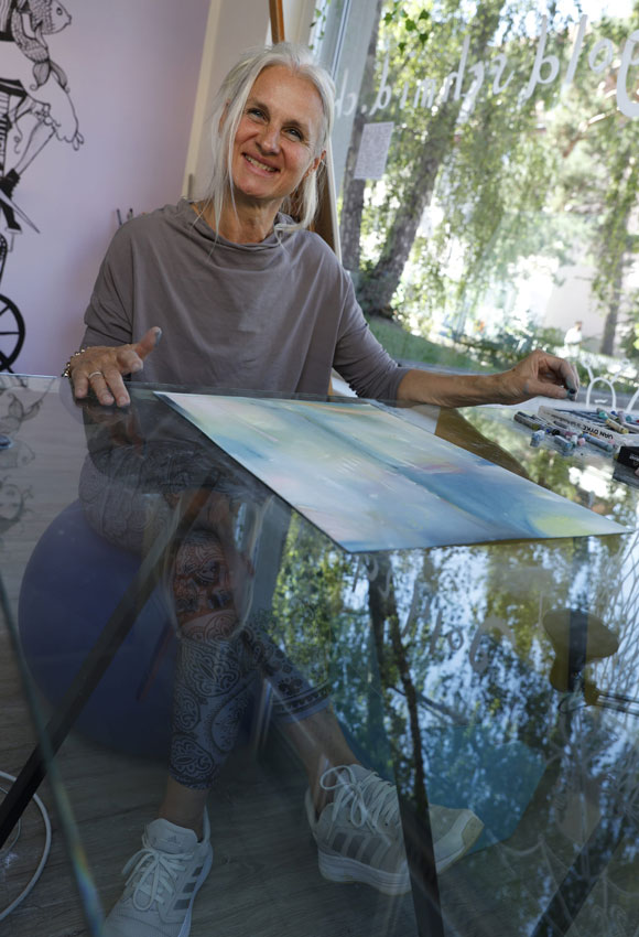 Künstlerin und Autorin Susette Goldschmid in ihrem Atelier